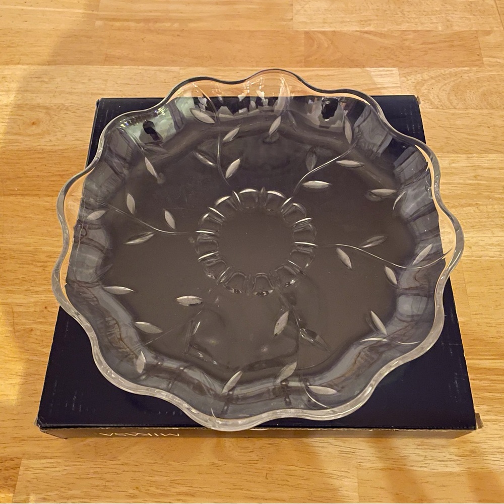 Elegant Mikasa Autumn Vine 15” etched scalloped edge platter